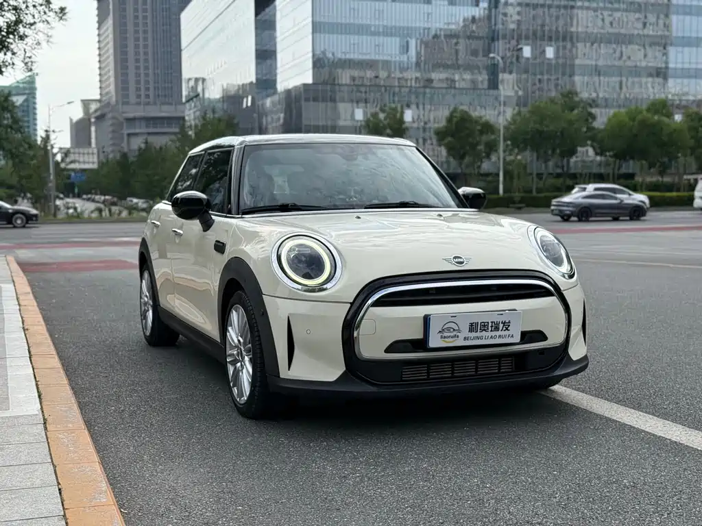MINI Facelift 1.5 T COOPER Artist 5-door