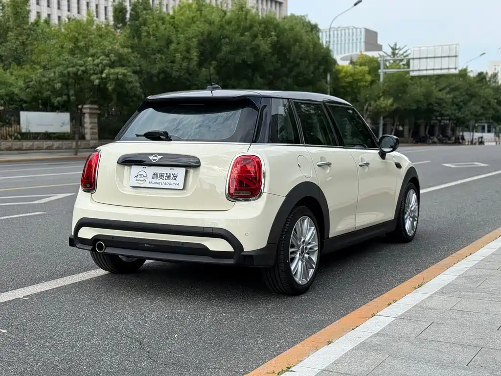 MINI Facelift 1.5 T COOPER Artist 5-door