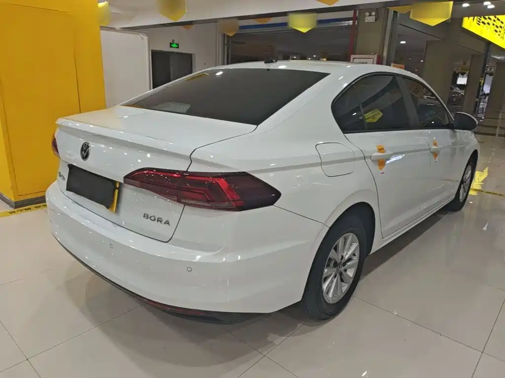 Bora 1.5 L Auto Fashion Connected