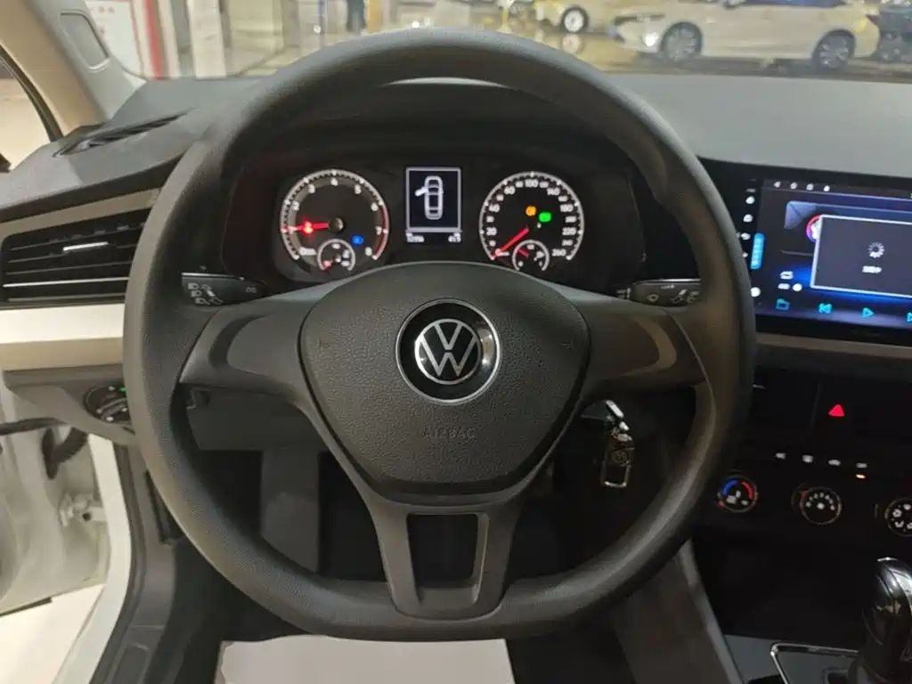 Bora 1.5 L Auto Fashion Connected