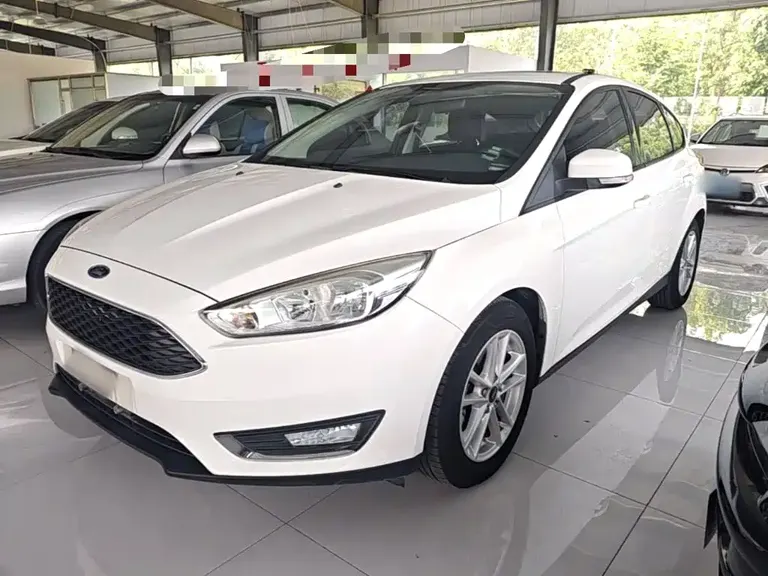 Ford Focus Hatchback 1.6 L Auto Style Smart Travel