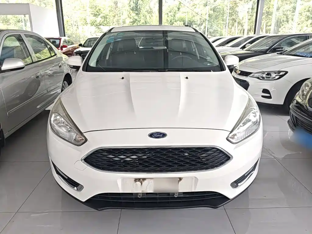 Focus Hatchback 1.6 L Auto Style Smart Travel