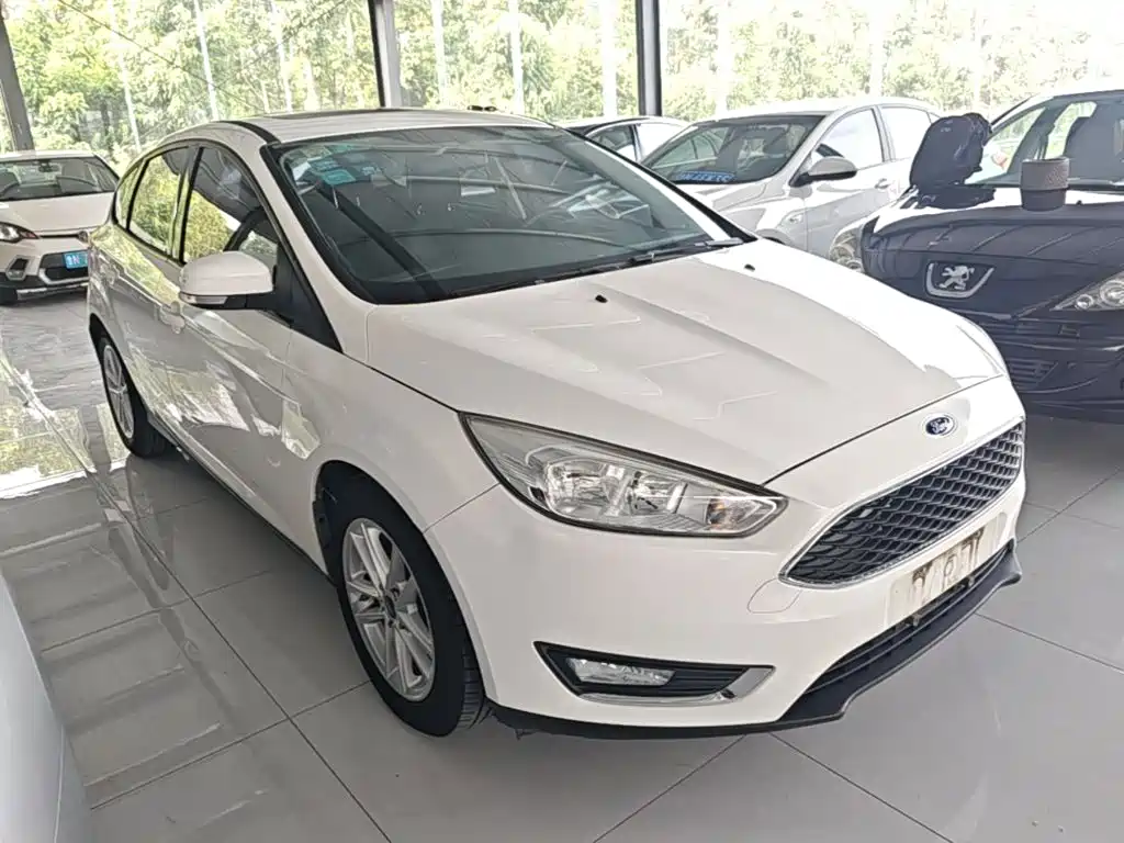 Focus Hatchback 1.6 L Auto Style Smart Travel