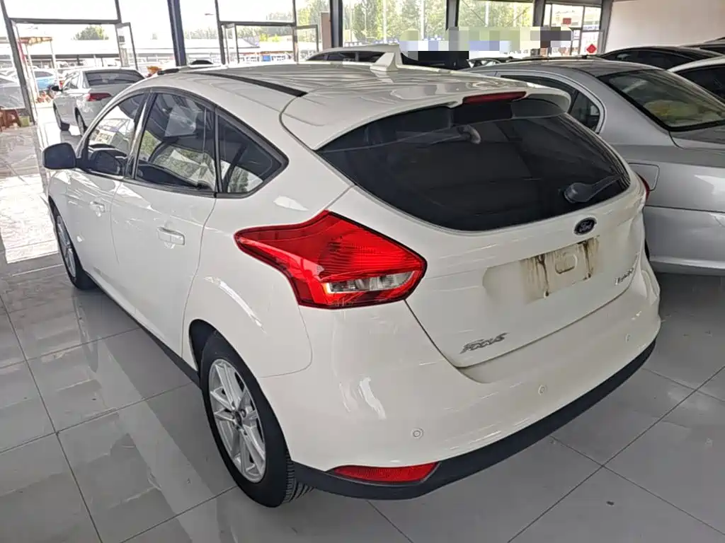 Focus Hatchback 1.6 L Auto Style Smart Travel