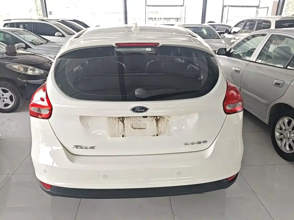 Focus Hatchback 1.6 L Auto Style Smart Travel