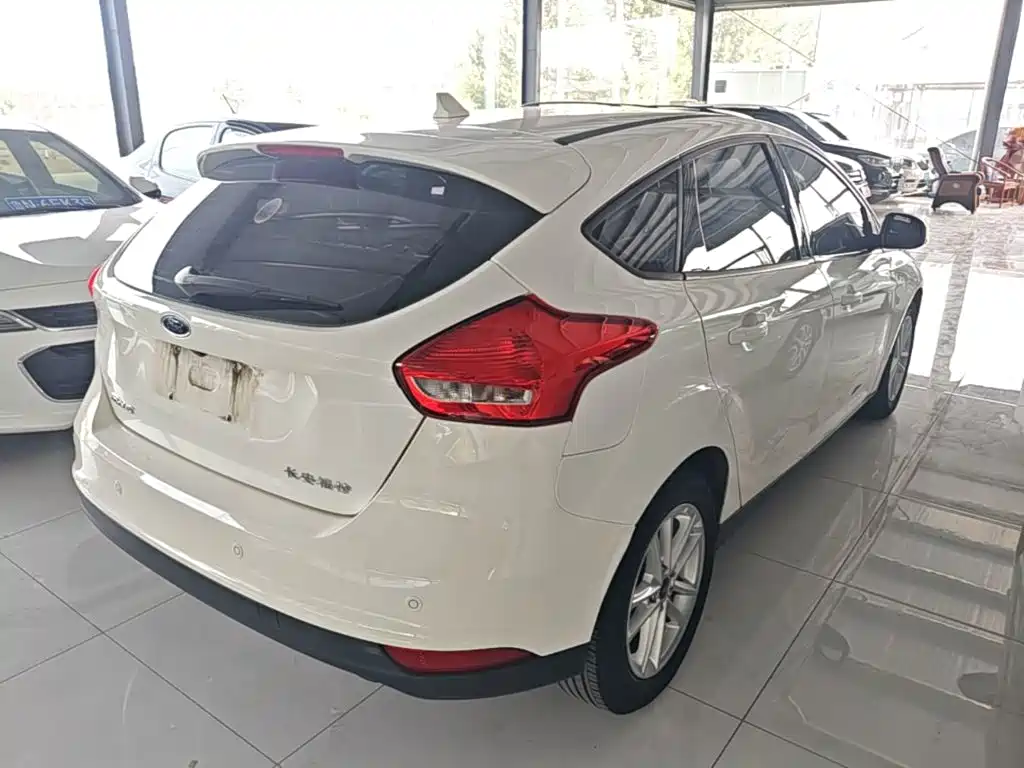 Focus Hatchback 1.6 L Auto Style Smart Travel