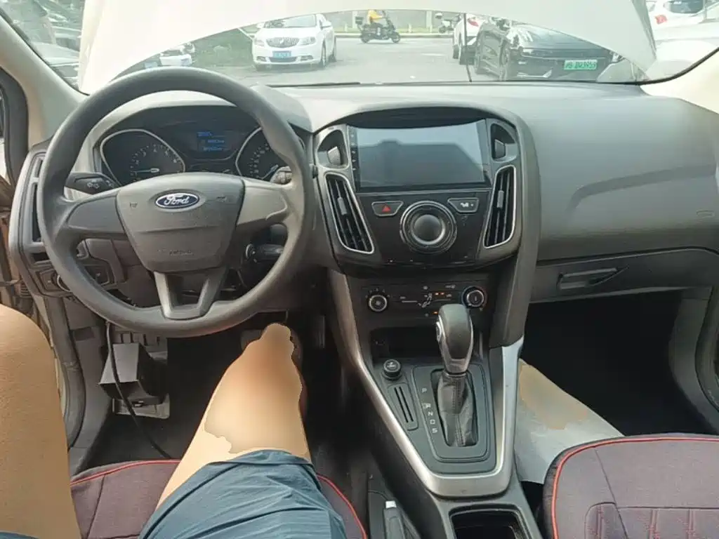 Focus Hatchback 1.6 L Auto Comfort