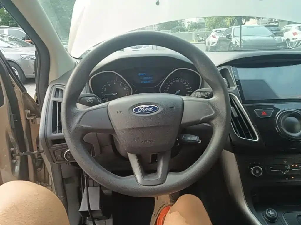 Focus Hatchback 1.6 L Auto Comfort