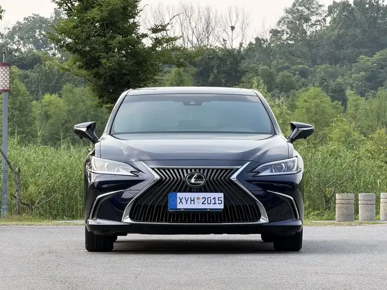 Lexus ES 200 Outstanding