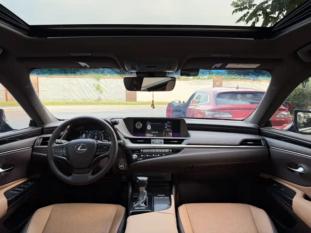 Lexus ES 200 Outstanding