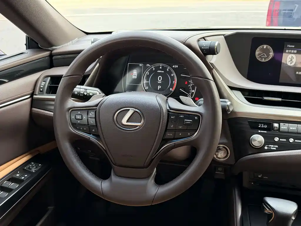 Lexus ES 200 Outstanding