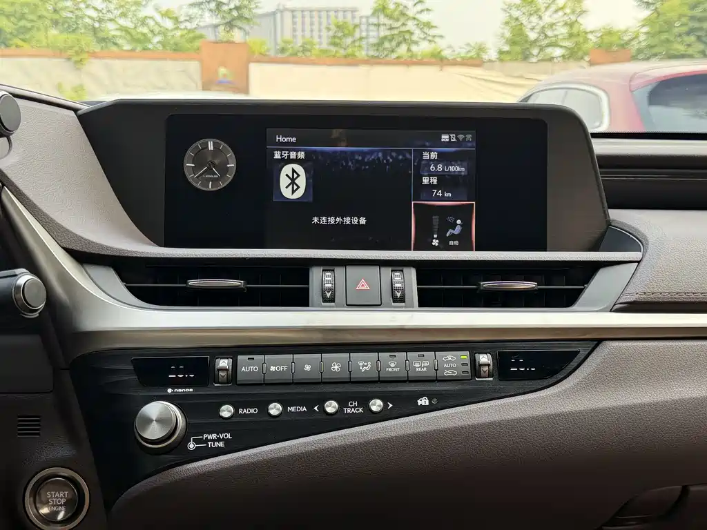 Lexus ES 200 Outstanding