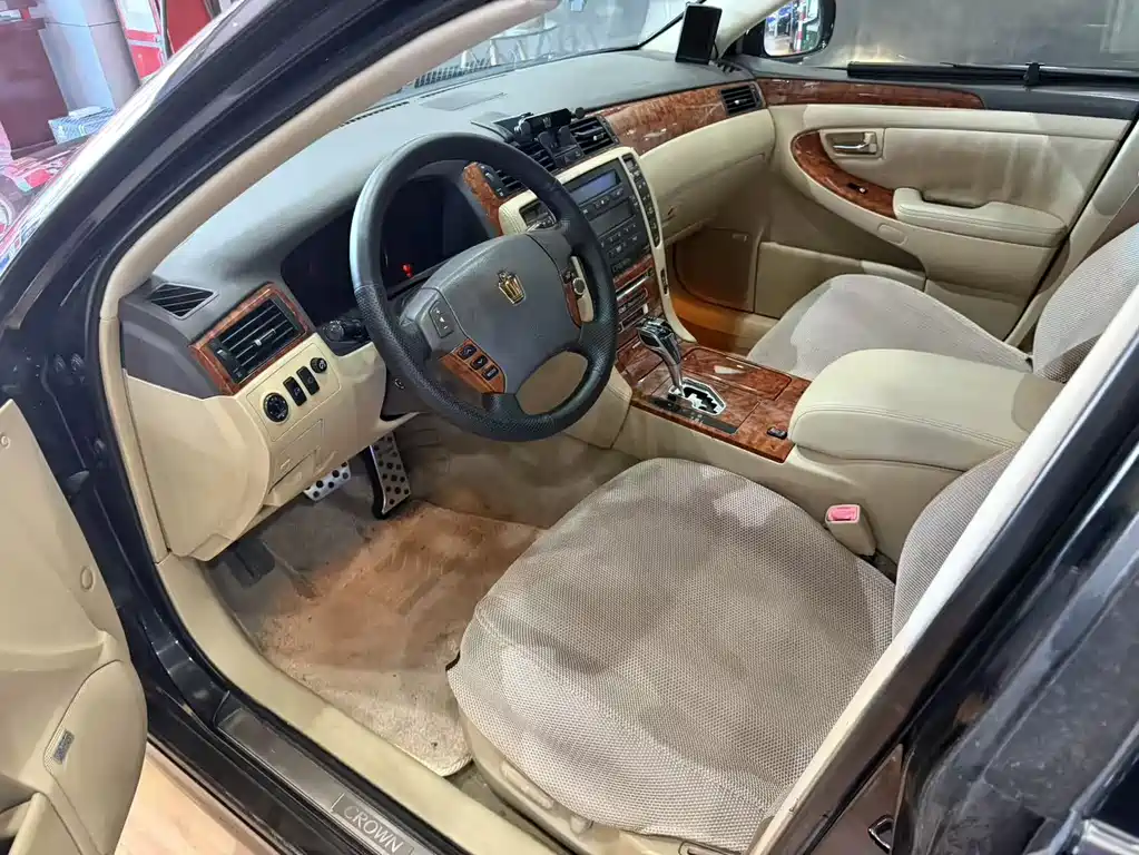 Crown 2.5 L Royal Navigation