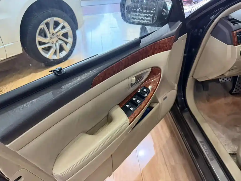 Crown 2.5 L Royal Navigation