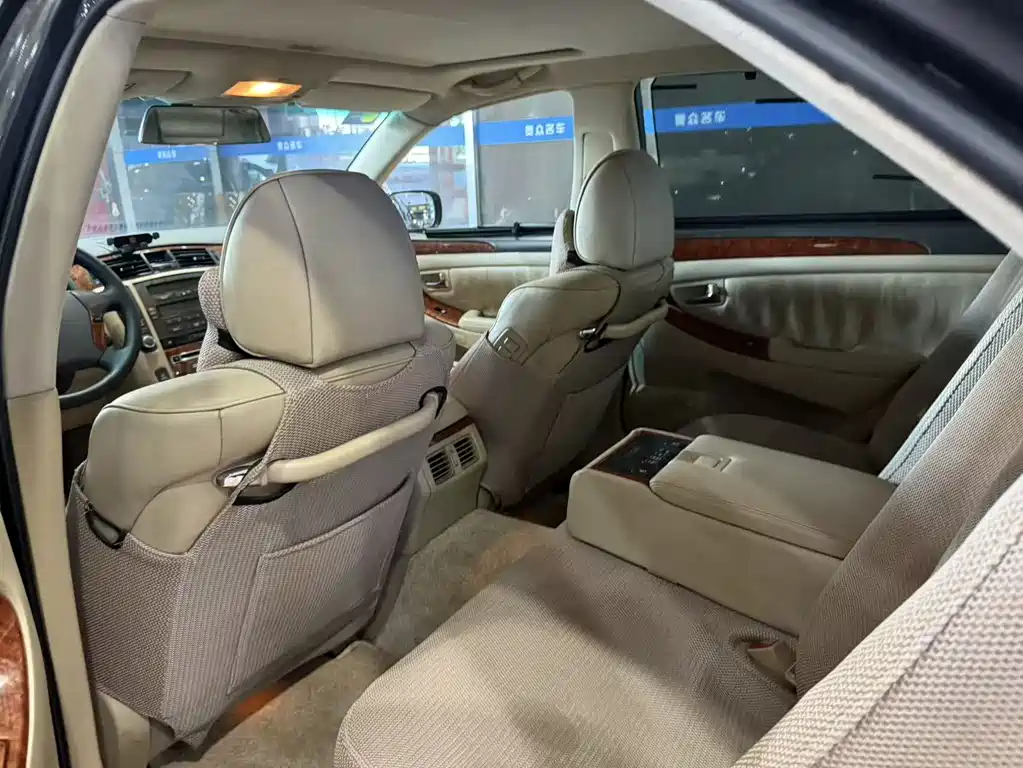 Crown 2.5 L Royal Navigation