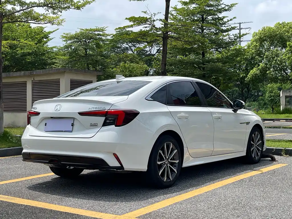 Integra 240 TURBO CVT Luxury