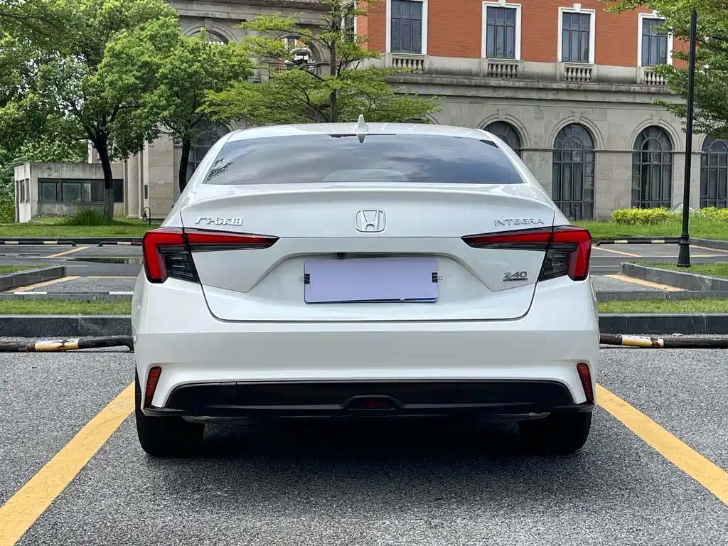 Integra 240 TURBO CVT Luxury