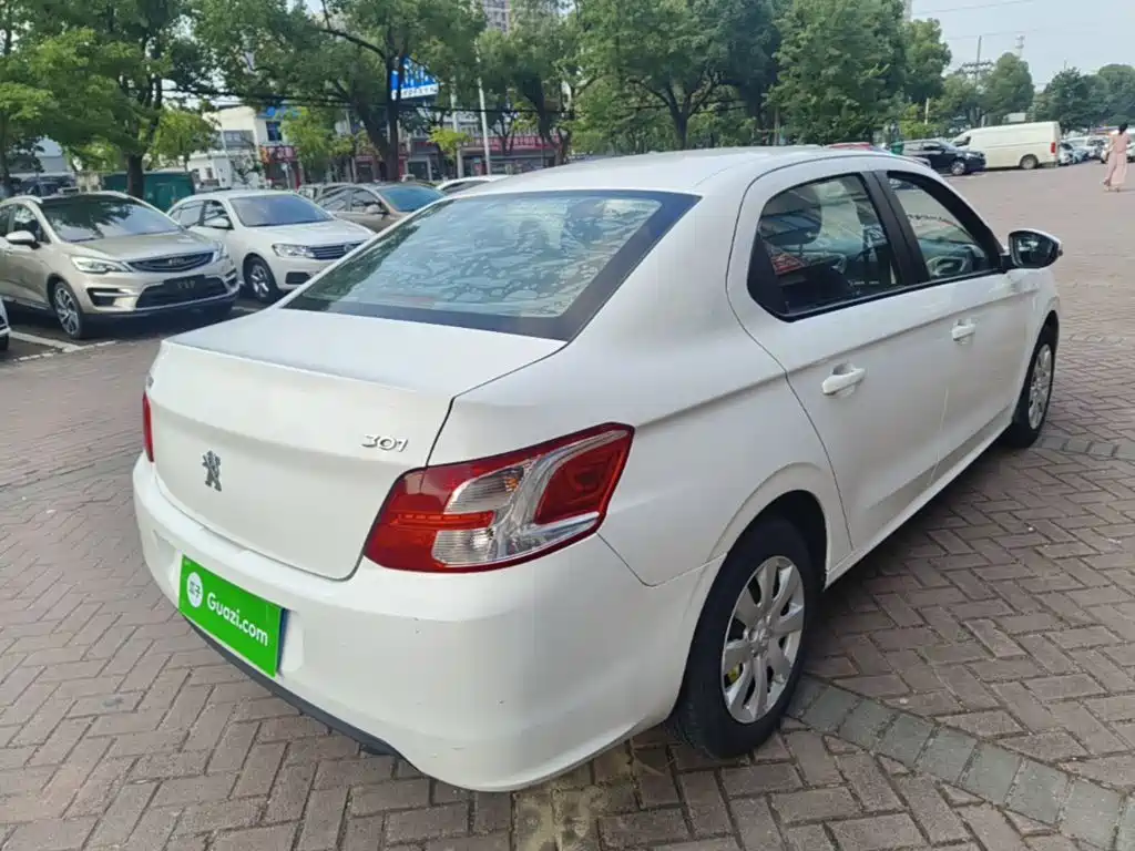 Peugeot 301 1.6 L Manual Comfort