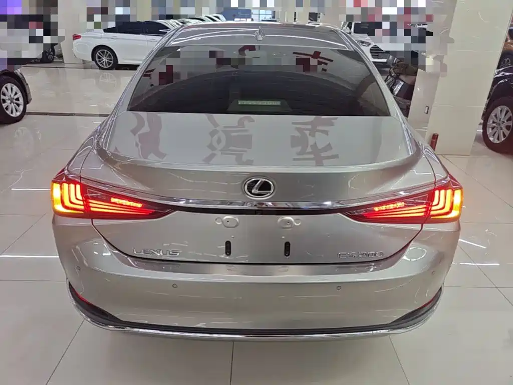 Lexus ES 200 Outstanding