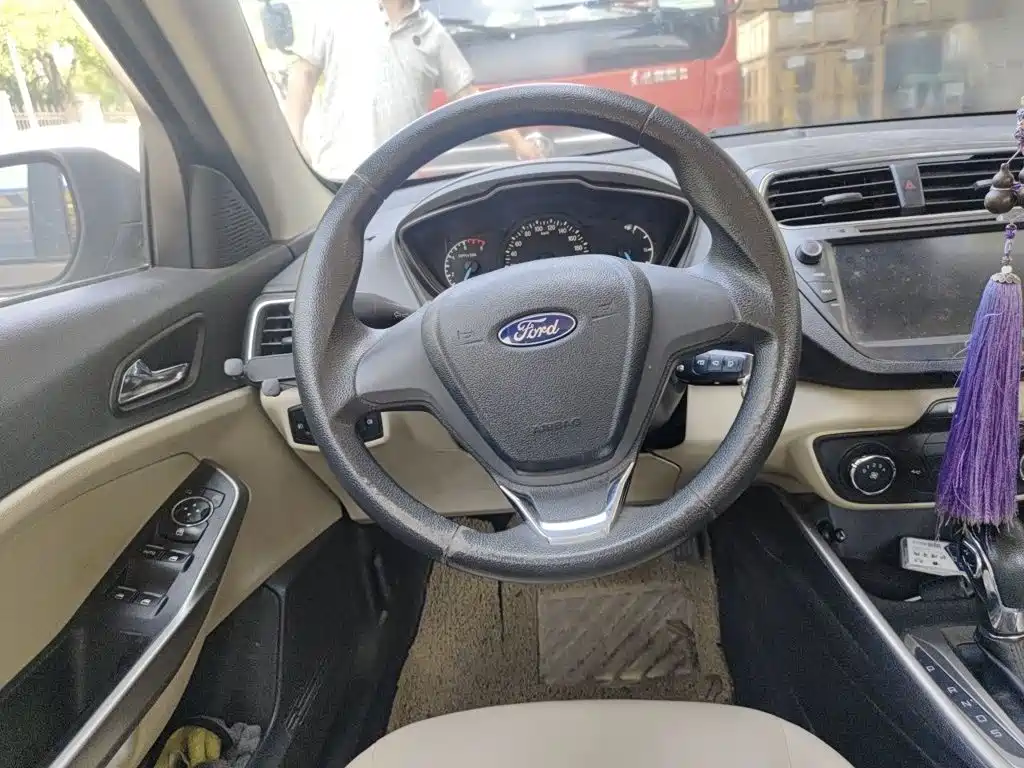 Escort 1.5 L Auto Comfort
