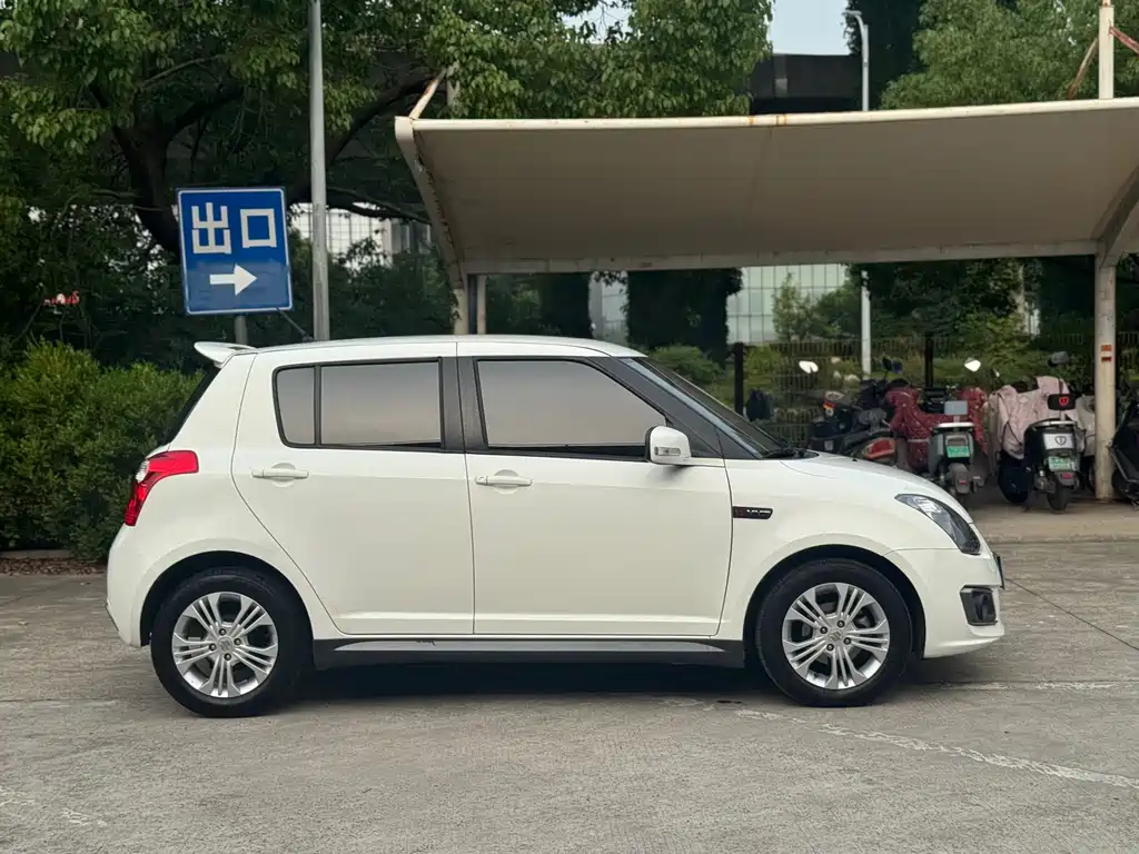 Swift 1.5 L Auto Fashion