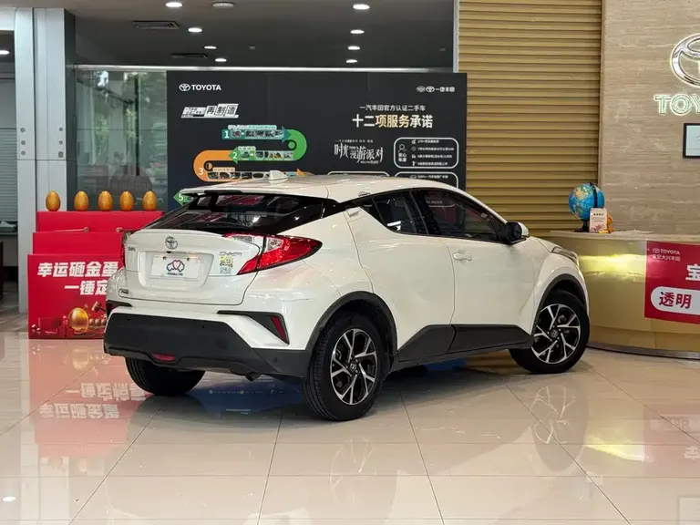 Toyota C-HR 2.0 L Leading