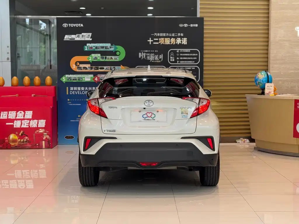 Toyota C-HR 2.0 L Leading