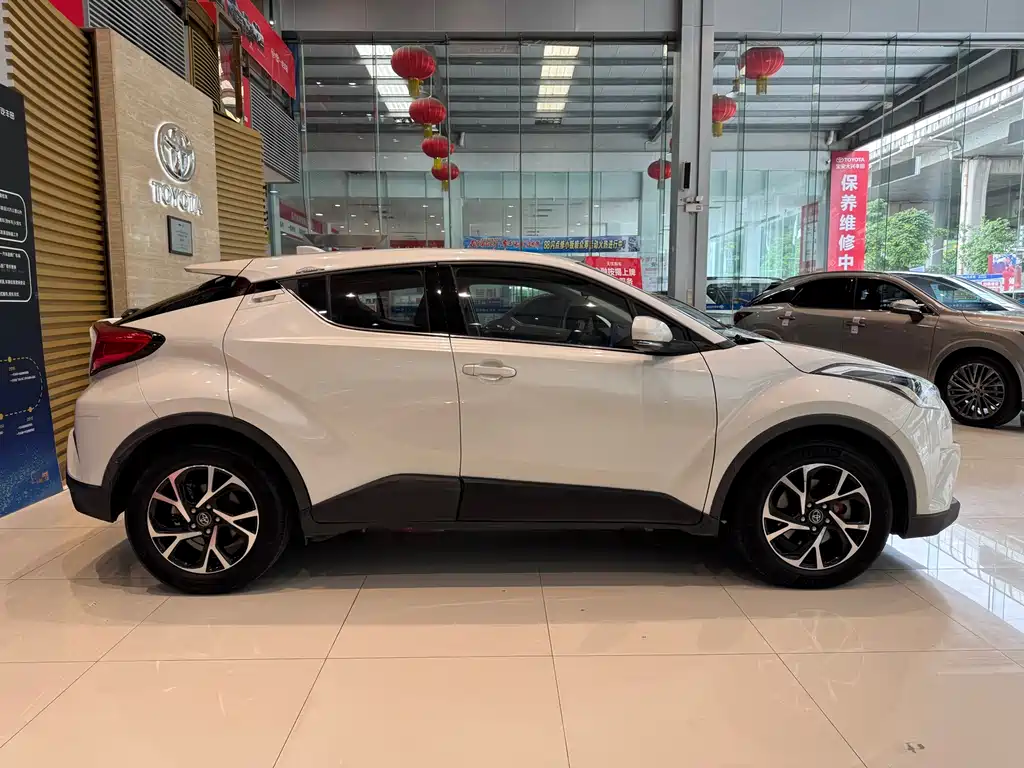 Toyota C-HR 2.0 L Leading