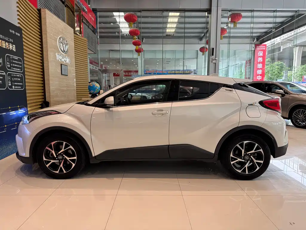 Toyota C-HR 2.0 L Leading