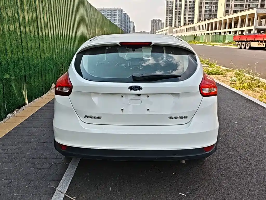 Focus Hatchback 1.6 L Auto Comfort Smart Travel