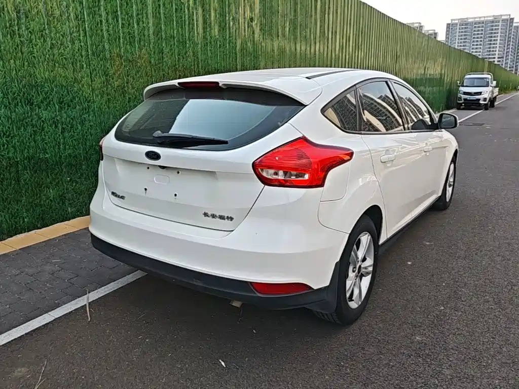 Focus Hatchback 1.6 L Auto Comfort Smart Travel