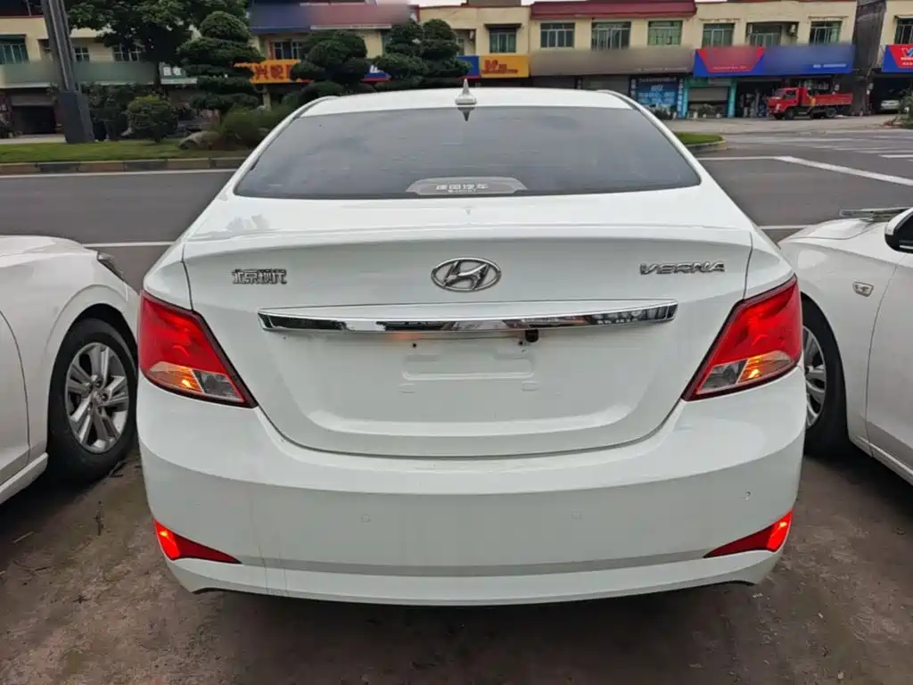 Accent 1.4 L Auto Leading GLX