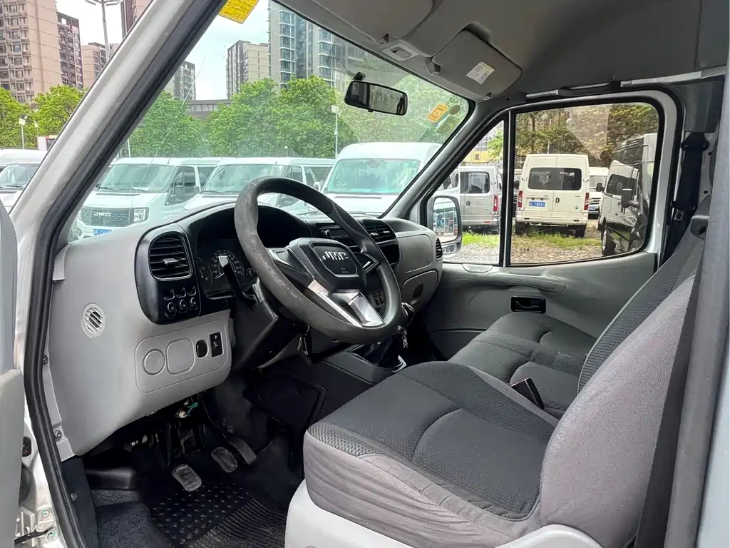 Transit Custom 2.8 T Commercial SWB Mid Roof 6 7 8-seatJX493