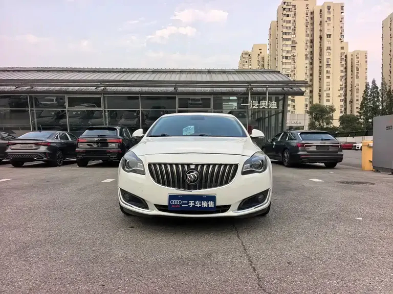 Buick Regal 2.0 L Elite Fashion