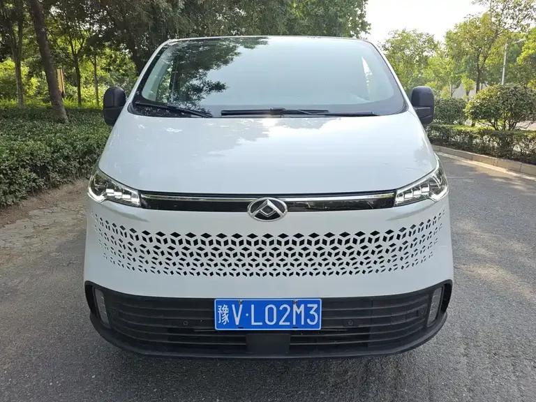 Maxus Xintu V70 新途V70 2023款 2.0 T 精英版 手动短轴低顶 5/6座（125 Ps）