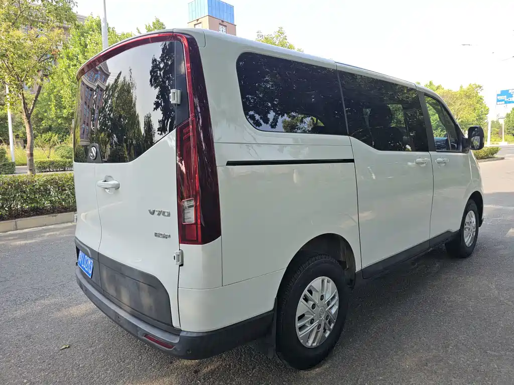 Xintu V70 新途V70 2023款 2.0 T 精英版 手动短轴低顶 5/6座（125 Ps）