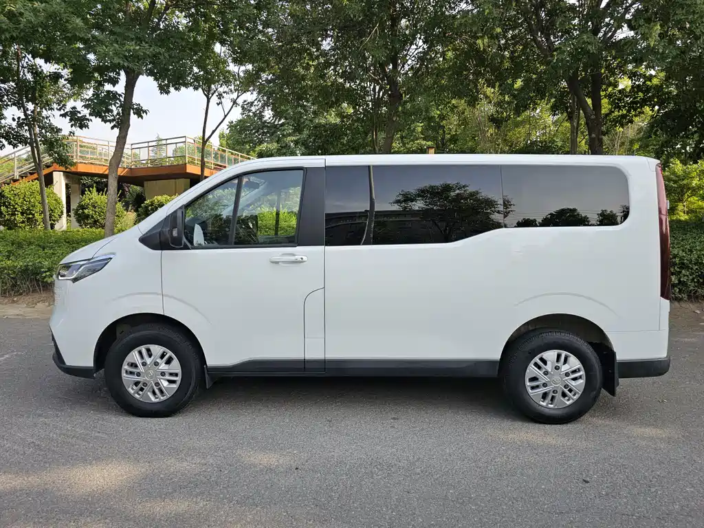 Xintu V70 新途V70 2023款 2.0 T 精英版 手动短轴低顶 5/6座（125 Ps）