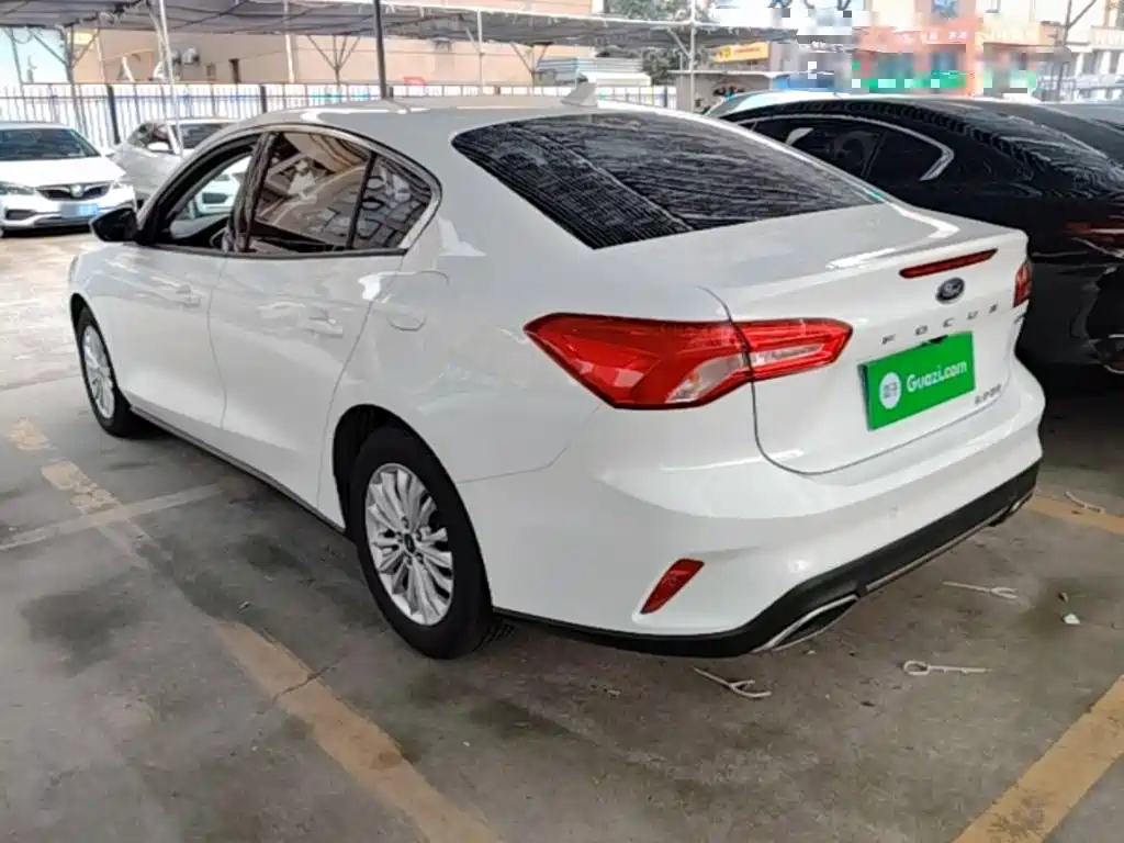 Focus Sedan EcoBoost 180 Auto Sharp Trend