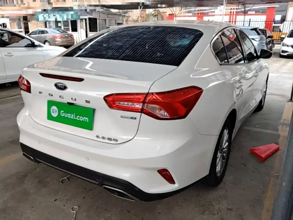 Focus Sedan EcoBoost 180 Auto Sharp Trend