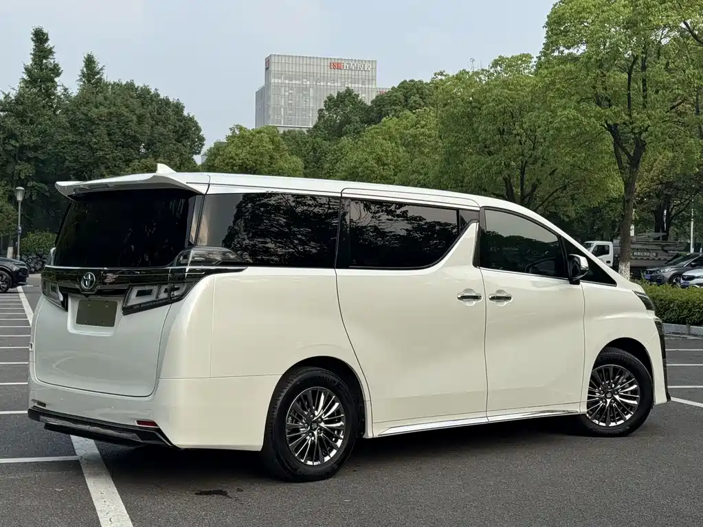 Vellfire Crown Dual Engine 2.5 L HV Supreme