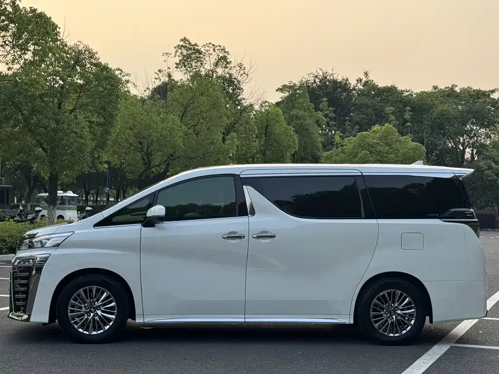 Vellfire Crown Dual Engine 2.5 L HV Supreme
