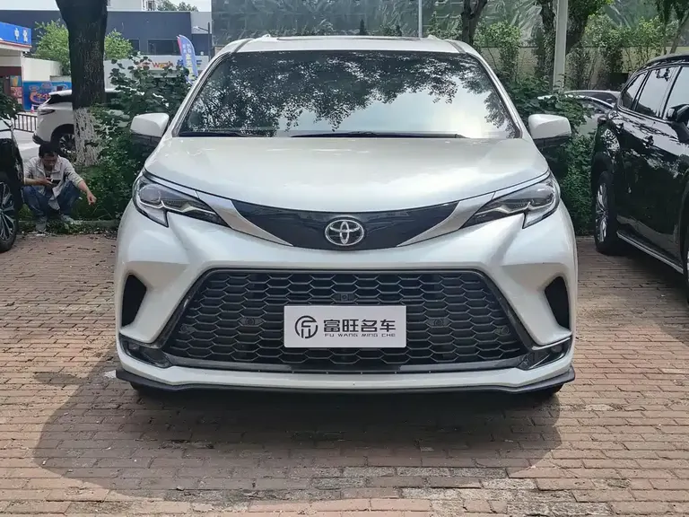 Toyota Granvia 2.5 L Hybrid Noble ULTRA
