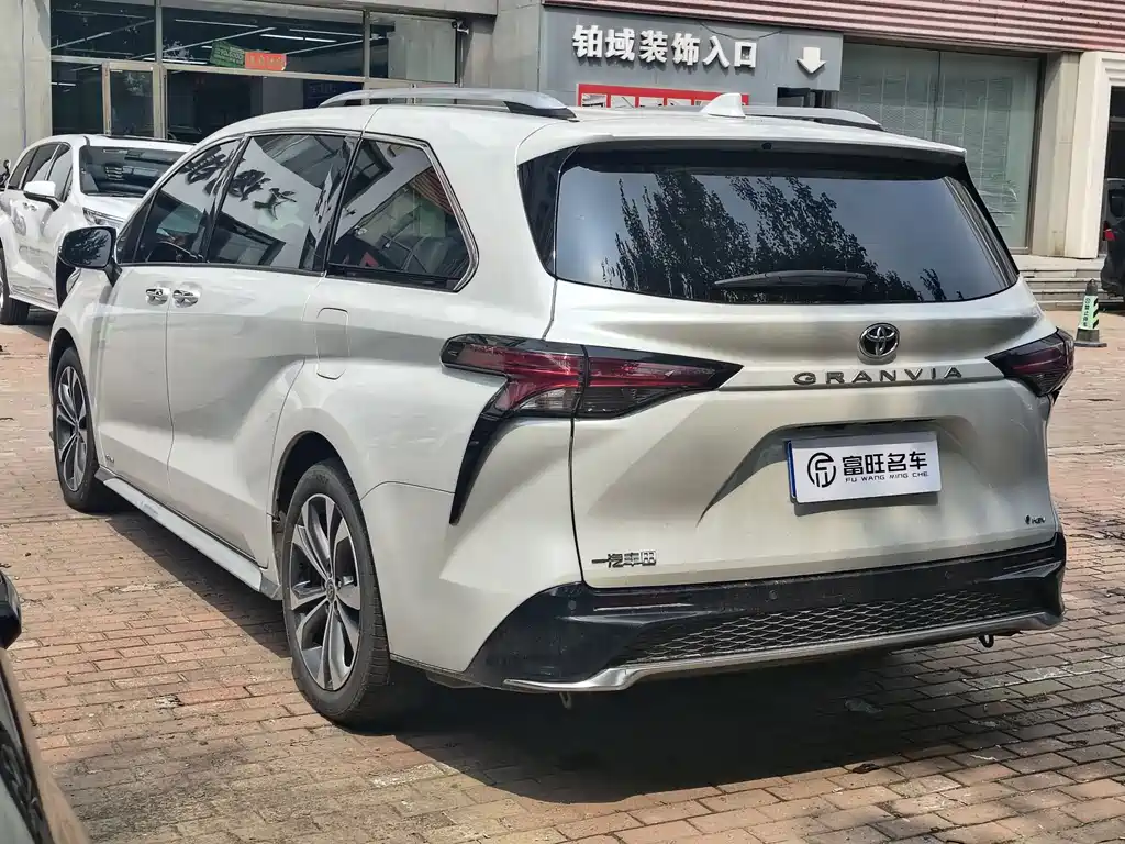 Granvia 2.5 L Hybrid Noble ULTRA