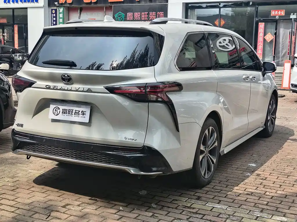 Granvia 2.5 L Hybrid Noble ULTRA