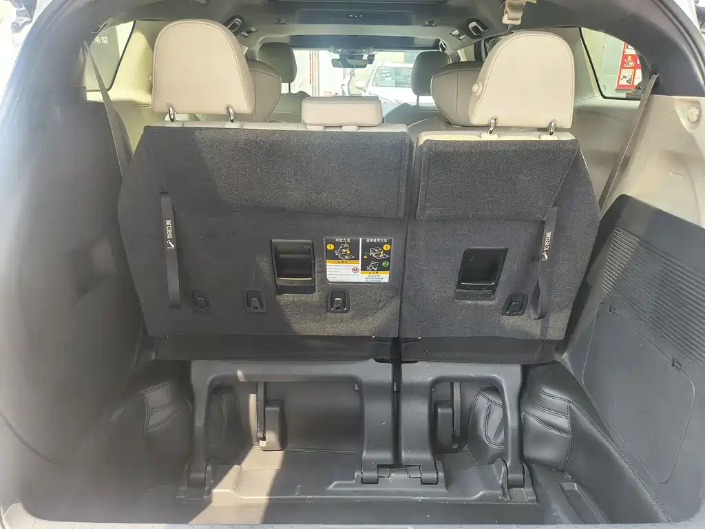 Granvia 2.5 L Hybrid Noble ULTRA