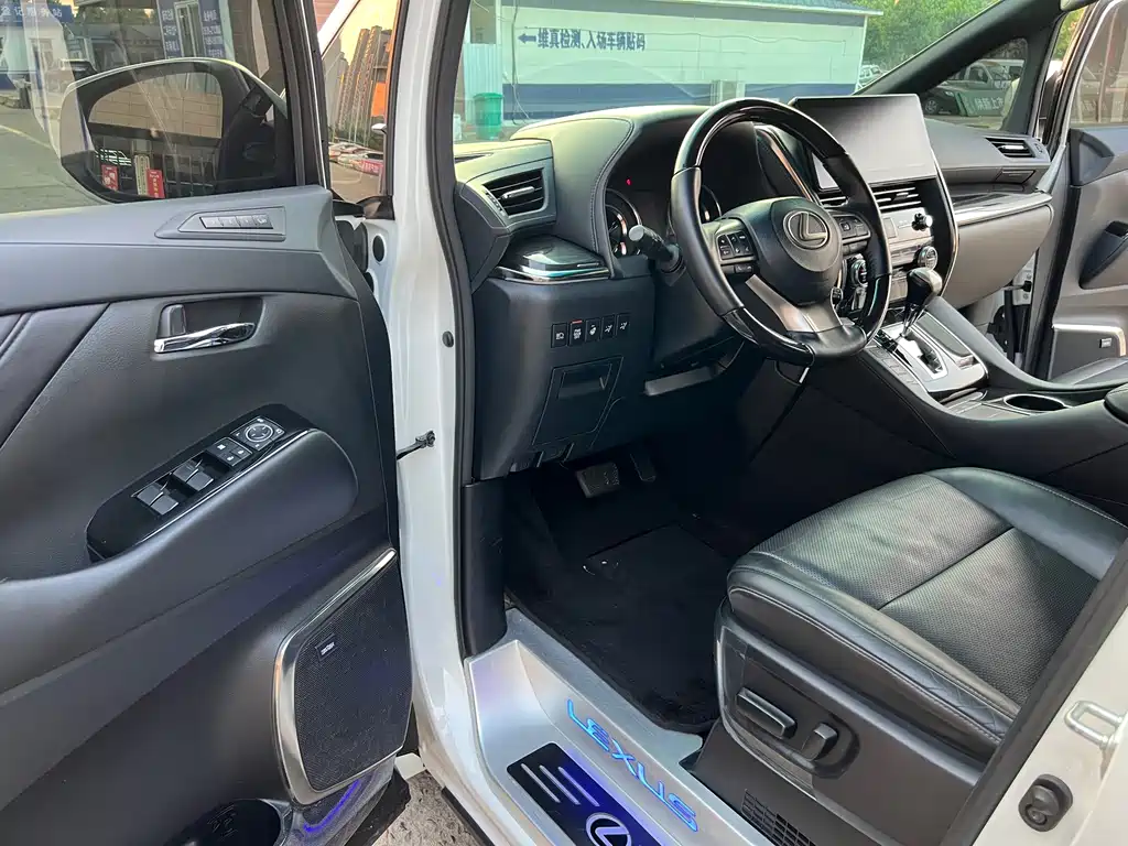 Lexus LM 300 h 7-seat Elegant