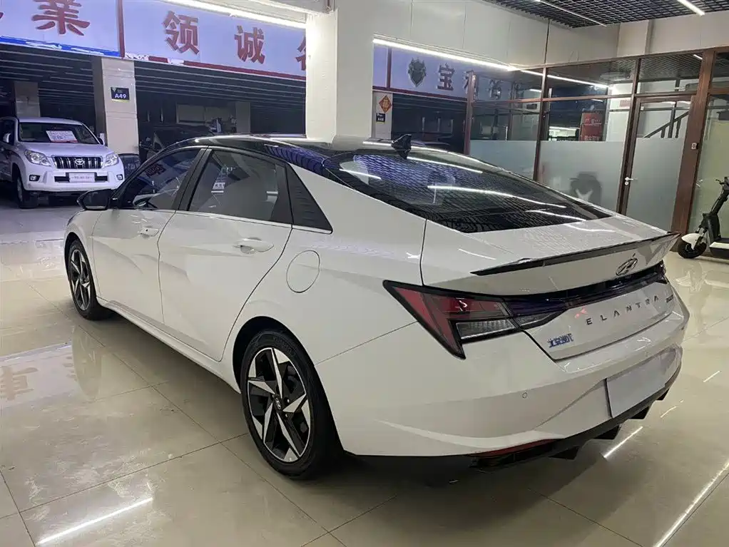 Elantra 240 TGDi DCT LUX Distinguished