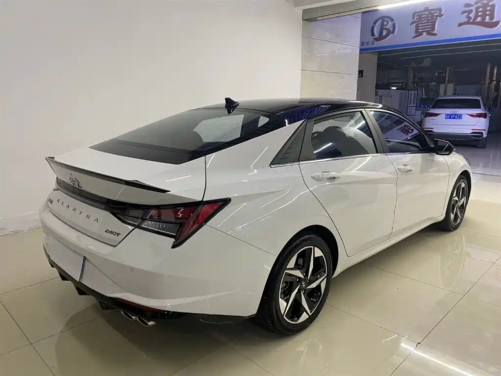 Elantra 240 TGDi DCT LUX Distinguished