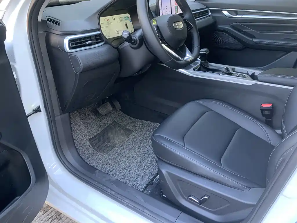 Emgrand 帝豪 2026款 400万纪念款 1.5 L CVT超越型