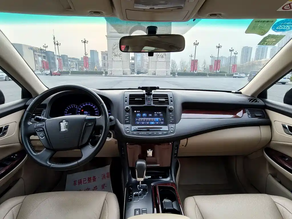 Crown 2.5 L Royal Leather Sunroof Special Edition